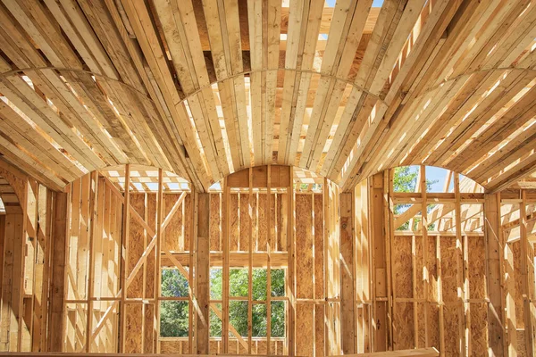 新しい建設ホームフレーミング 天井フレームとアーチ構造の詳細 — ストック写真