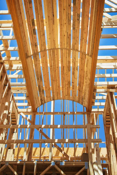 Nova Casa Construção Enquadrando Contra Céu Azul Estrutura Teto Detalhes — Fotografia de Stock