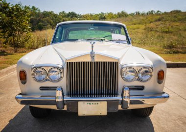WESTLAKE, TEXAS - 19 Ekim 2019: klasik Rolls Royce Silver Shadow klasik arabasının ön görüntüsü.