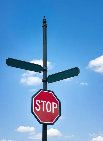 Знак Стоп Пустые Дорожные Знаки Против Голубого Неба Белых Облаков — стоковое фото