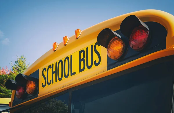 ライトとテキスト付きの黄色のスクールバスの上 秋に青い空に対する閉鎖 学校のコンセプトに戻る スペースのコピー — ストック写真