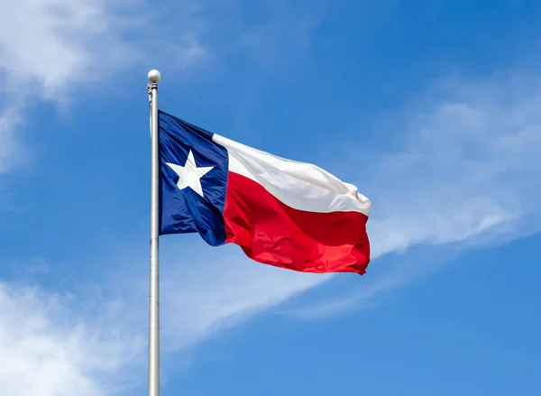 Texas State Bandeira Pólo Acenando Asa Contra Céu Azul Nuvens — Fotografia de Stock