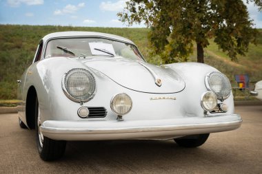 Westlake, Teksas - 21 Ekim 2017: 1955 model gümüş renkli Porsche Continental Coupe 'nin ön görüntüsü.