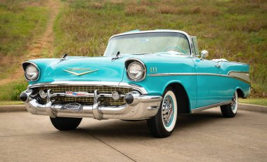 Westlake, Teksas - 21 Ekim 2017: 1957 Chevrolet Bel Air üstü açık klasik bir arabanın ön tarafı.