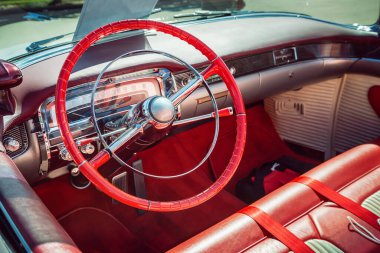 Westlake, Teksas - 20 Ekim 2018: 1954 model üstü açık klasik Cadillac Eldorado 'nun iç mekanı. Gösterge panelinin, göstergenin ve direksiyonun kapatılması.