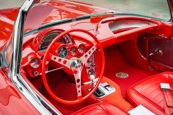 德克萨斯威斯特莱克 Westlake 2018年10月20日 1959年雪佛兰 科维特 Chevrolet Corvette 一款红色经典跑车的内景 仪表盘 仪表和方向盘的闭合 — 图库照片