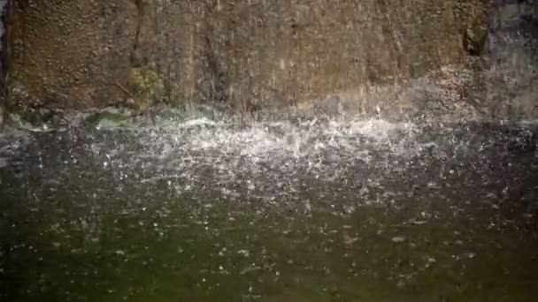 Wasserfallstürze Und Felsen Der Natur — Stockvideo