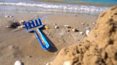Kum beach yakınındaki üzerinde oyuncak kazma