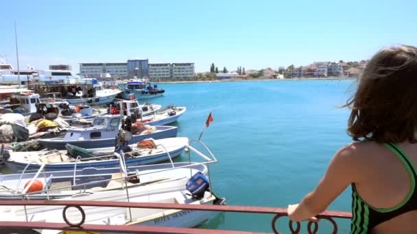 Девочка Подросток Мосту Смотрит Море Лодки — стоковое видео