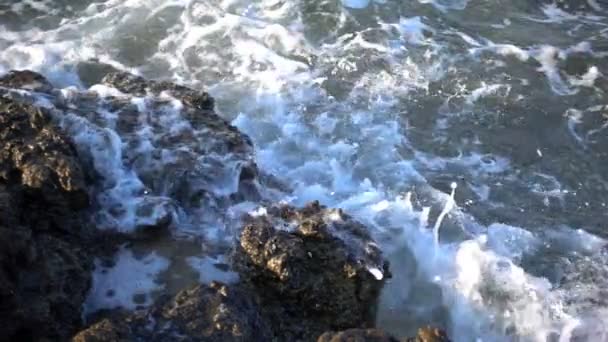 Kayaların Üzerinde Köpük Dalgalar — Stok video
