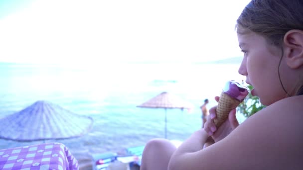 Little Grl Eating Ice Cream Lângă Plajă — Videoclip de stoc