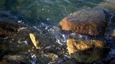 dalgalar deniz ve taşlar