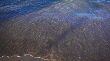 Dalgalar deniz kum üzerinde