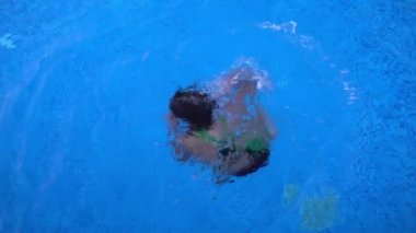 Çocuk yüzme havuzunda yüzüyor