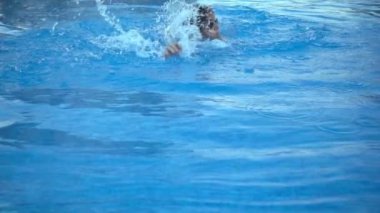 Çocuk yüzme havuzunda yüzüyor