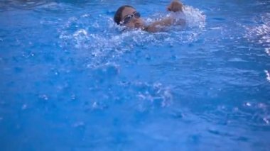 Çocuk yüzme havuzunda yüzüyor