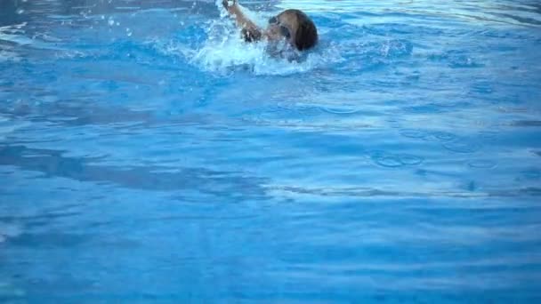 Criança Está Nadando Piscina — Vídeo de Stock