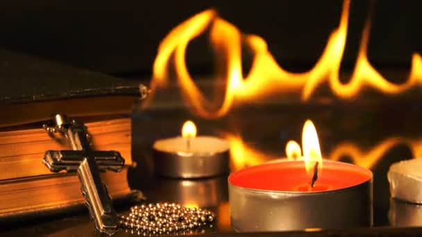 Χριστιανισμός Σταυρό Και Κεριά Και Φωτιά Πίσω Από — Αρχείο Βίντεο
