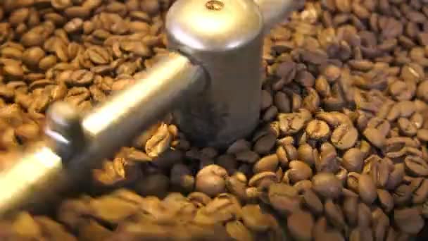 烘焙机中的烤咖啡豆 — 图库视频影像