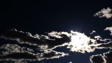 Karanlık bulutlar ve güneş