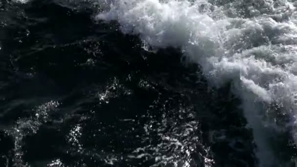 Regardez les vagues du ferry et les reflets de la mer 