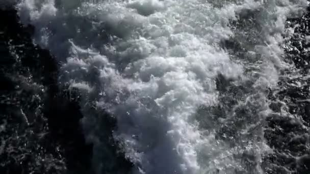 Regardez les vagues du ferry et les reflets de la mer 