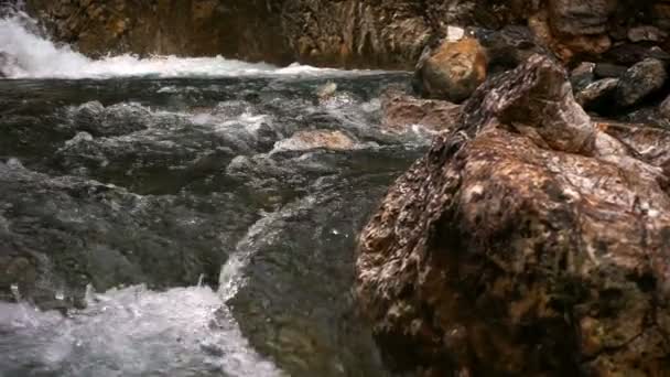 Дикий Водопад Природе Скалах — стоковое видео