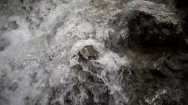 Doğa ve kayalar vahşi şelale