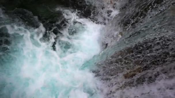 自然和岩石中的野生瀑布 — 图库视频影像
