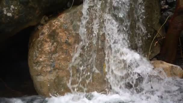 Дикі Водоспад Природі Гірські Породи — стокове відео