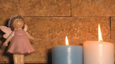 Mum ışığı ve kız bebek oyuncak