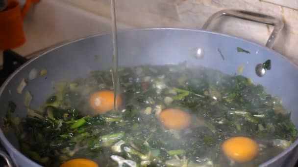 Додавання Яйця Приготування Шпинату — стокове відео