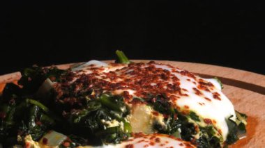 yumurta ve yiyecek ıspanak