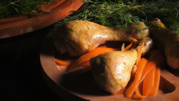 Bütçe Tavuk Yemek Ahşap Plaka Üzerinde — Stok video