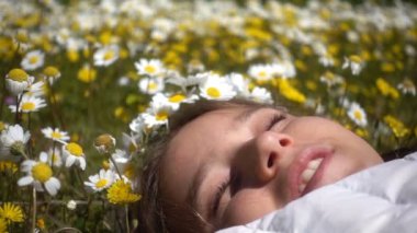 Papatya çiçekler genç kız