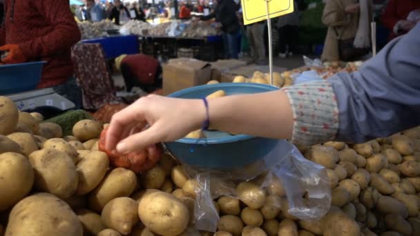 Покупка Картофеля Турецком Базаре — стоковое видео