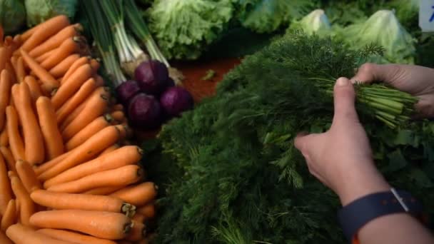 Gemüse Basar Und Frauenhand — Stockvideo