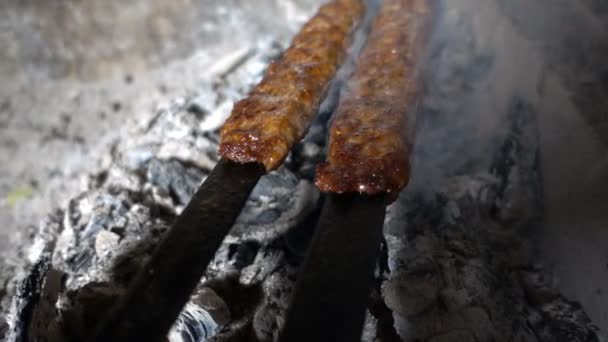 伝統的な食べ物トルコ肉ケバブ — ストック動画
