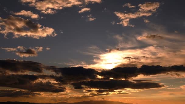 Σκούρο Επικό Σύννεφα Στο Ηλιοβασίλεμα — Αρχείο Βίντεο
