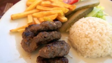 Bir plaka üzerinde köfte ve pirinç