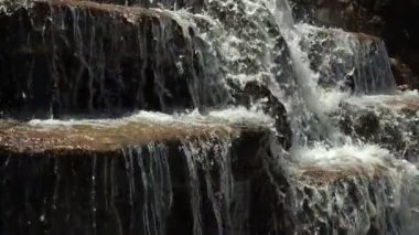 Su havuzu ve su akışı