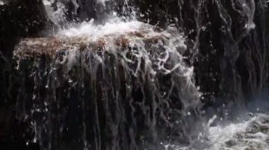 Su havuzu ve su akışı