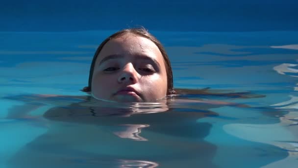 Fiatal Tini Lány Úszómedencében — Stock videók