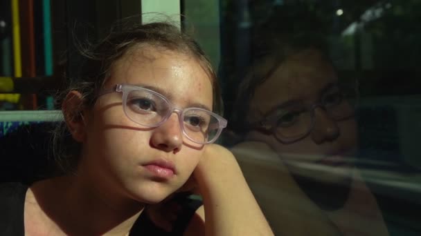 Joven Adolescente Chica Tren — Vídeo de stock