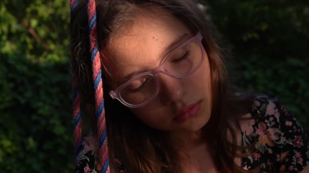 Молода Дівчина Спить Свінгу — стокове відео