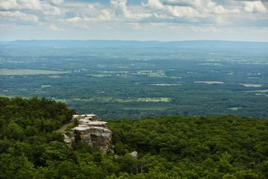 Büyük kayalar ve Minnewaska Eyalet Parkı 'ndaki vadi yaz boyunca New York' un yukarısında..