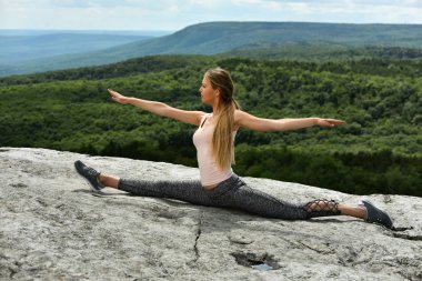 Dağın germe yapmak çekici sportif kız.