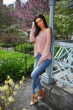 Çekici esmer model oldukça parkta sprint süre içinde poz. 