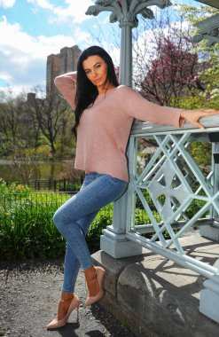 Çekici esmer model oldukça parkta sprint süre içinde poz. 