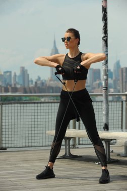 Kadın fitness modeli açık çalışma dışarı. Sağlıklı yaşam kavramı.